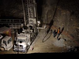Mediante un ducto, los rescatistas les han enviado agua, alimentos, equipo de entretenimiento y otras cosas a los mineros. AFP  /
