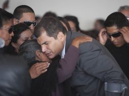 El presidente ecuatoriano da el pésame a los familiares del estudiante abatido en la sublevación de policías el pasado jueves. AFP  /