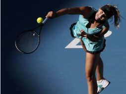 La tenista rusa Maria Sharapova devuelve una pelota en su duelo frente a Tsvetana Pironkova. AP  /