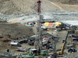 Mientras las máquinas continúan adentrándose en la roca, en la superficie continúan los preparativos para rescatar a los mineros. EFE  /