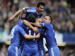 Los jugadores del Chelsea se reunen para festejar la victoria del equipo. REUTERS  /