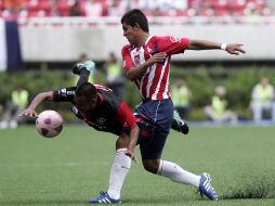 Miguel Ponce (der.), de las Chivas, pelea el balón con Edgar Pacheco, de Atlas.  REUTERS  /