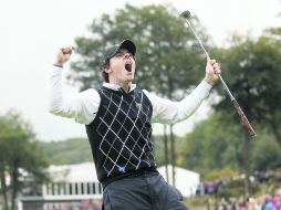 El golfista norirlandés Rory McIlroy, celebra tras ganar su duelo, al embocar un gran putt en el hoyo 17. REUTERS  /