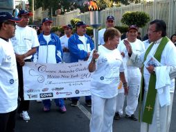 El vicerrector de la Basílica de Guadalupe encendió y bendijo el fuego que llevarán los participantes. NTX  /