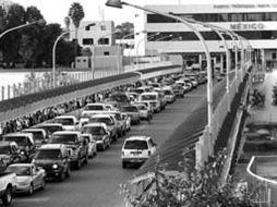 El fotorreportaje busca mostrar lo que significa cruzar tanto legal, como ilegalmente hacia Estados Unidos. J. H. CLAIRE  /