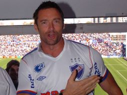 Jackman lució feliz con su camiseta de El Nacional de Montevideo. AP  /