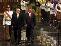 El presidente de El Salvador Mauricio Funes (d), es acompañado por su homólogo cubano Raúl Castro, durante el recibimiento. NTX  /