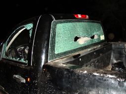Aspecto de una de las patrullas en las que se trasladaban los federales cuando fueron sorprendidos por los sicarios. EL UNIVERSAL  /