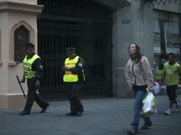 Durante el estado de excepción se mantiene vigilancia continua en lugares públicos. AFP  /
