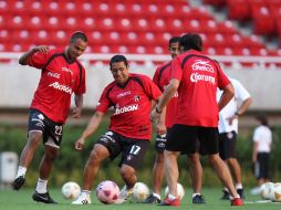 Jugadores del Atlas acusan molestias en rodillas y espalda por jugar en la cancha de pasto sintético del Omnilife. MEXSPORT  /