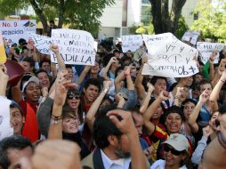 Alrededor de 400 estudiantes de la Preparatoria No. 15 de la UdeG se manifestaron ayer en Casa Jalisco. E. PACHECO  /