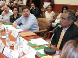 Raúl Vargas, en el micrófono, fue el diputado que más cuestionó los trámites faltantes, reconocidos por César Coll. ESPECIAL  /