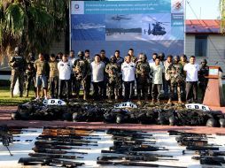La Armada de México presenta a 17 supuestos integrantes del cártel del Golfo; les aseguraron un gran arsenal. EL UNIVERSAL  /