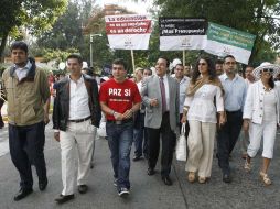 Aspecto de estudiantes de la Preparatoria 13, quienes se manifestaron hoy a las afueras de Casa Jalisco. M. FREYRÍA  /