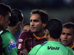 Juan Carlos Leaño (centro) en la novena fecha del torneo Apertura 2010. MEXSPORT  /