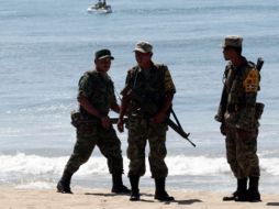 Personal de Marina y la Sedena busca la aeronave impactada. NTX  /