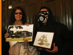 La directora del plantel, Maribel Arteaga Garibay, y un estudiante que dejó una caricatura del mandatario. M. FREYRIA  /