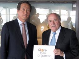El vicepresidente de la FIFA, el surcoreano Chung Mong-joon (i) junto al presidente del organismo, Joseph Blatter. EFE  /