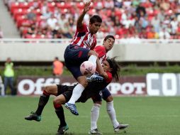 Jugadores de Chivas y Atlas se disputan el balón durante el partido de futbol en el Estadio Omnilife. REUTERS  /