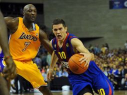 Lamar Odom (7) persigue a un jugador del Barcelona, que es campeón de Europa. AFP  /