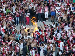 Chivas desafilió a algunos aficionados por lo hechos de violencia en el Clásico tapatío. MEXSPORT  /