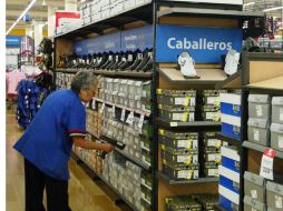 Venta de calzado en una tienda. La propuesta de bajar el IVA de 16% a 15% tiene a los legisladores encontrados. E. BARRERA  /