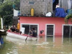 Miles de personas que tienen sus viviendas inundadas se resisten a dejarlas ante el temor de que roben sus pertenencias. EL UNIVERSAL  /