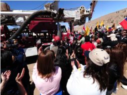 Los familiares de los mineros atrapados aplauden un simulacro de seguridad de la T-130 en la mina San José. AFP  /