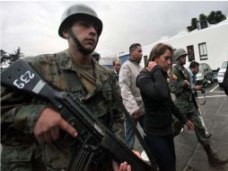 La Fuerza Armada continúa cuidando instalaciones importantes y brindado servicio a instituciones. AP  /