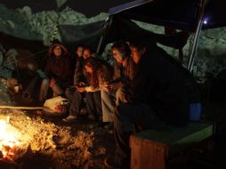 Familiares de los mineros esperan el rescate acampando cerca del lugar. AFP  /