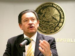 El coordinador del PRD, Carlos Navarrete, dijo que las decisiones del PRI afectan los ingresos básicos de los mexicanos. EL UNIVERSAL  /