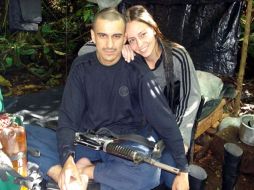 La holandesa Tanja Nijmeijer posa junto a un guerrillero de las FARC en una foto divulgada por el presidente Juan Manuel Santos. EFE  /