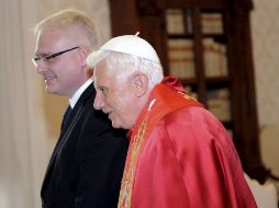 El Papa Benedicto XVI camina junto al presidente de Croacia, Ivo Josipovic, en El Vaticano. EFE  /