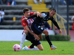 Jorge Enríquez (Chivas) y Sergio Blanco (Gallos) pelean por un balón durante el partido. JAMMEDIA  /