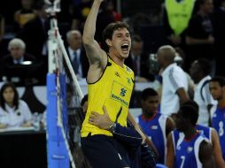 El jugador brasileño Bruno Mossa Rezende celebra la tercera victoria consecutiva de su equipo . EFE  /