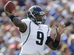 El mariscal de campo David Garrard de los Jaguares en el partido ante los Bills de Búfalo. AP  /