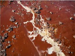 Vista aérea de un campo cubierto por un vertido tóxico, en Kolontar. EFE  /