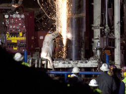 Los equipos de expertos entuban el túnel por donde sacarán a los 33 trabajadores atrapados. EFE  /