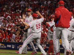 Los jugadores de los Filis de Filadelfia celebran tras derrotar a los Rojos de Cincinnati y obtener su pase a la siguiente fase. EFE  /