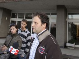 Zoltan Bakonyi habla con periodistas afuera de la empresa que dirige. EFE  /