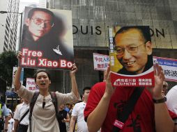Manifestantes exigen la liberación de Xiaobo en China. AP  /