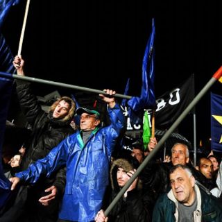 Miles de opositores piden la entrada de Macedonia en la UE y la OTAN