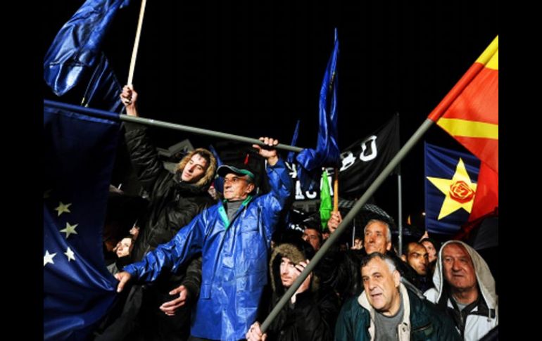 Simpatizantes y militantes del SDSM,  partido de la oposición macedonia, asisten a la marcha. EFE  /