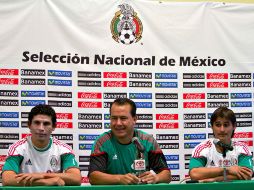 El técnico Efraín Flores (centro) habla ayer en conferencia de prensa. MEXSPORT  /