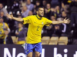 El brasileño Alves celebra tras marcar un gol a Ucrania durante el partido amistoso. EFE  /