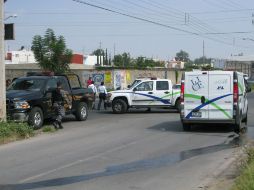 Al lugar del hallazgo del cuerpo encobijado acudieron policías municipales y peritos. M. PATIÑO  /
