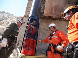 Un grupo de trabajadores realiza pruebas con el equipo de rescate. NTX  /