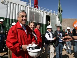 Piñera llegó al lugar de la mina y recorrió las instalaciones médicas. AFP  /