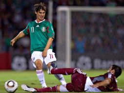 Ivan Estrada (izq.) recibe una dura entrada de Cichero de Venezuela que lo sacó lesionado del partido. MEXSPORT  /