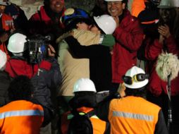 Osmán Araya, de 30 años abrazó muy emocionado a su pareja, Angélica. AFP  /